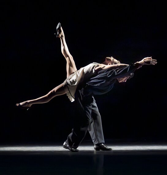 Stück: Secret Garden / Choreografie: Olivia Swintek Foto: Elizabeth Shupe, Giorgos Mitas | © Werner Kmetitsch