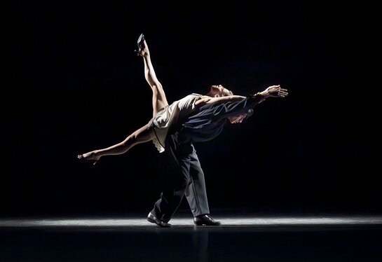 Stück: Secret Garden / Choreografie: Olivia Swintek Foto: Elizabeth Shupe, Giorgos Mitas