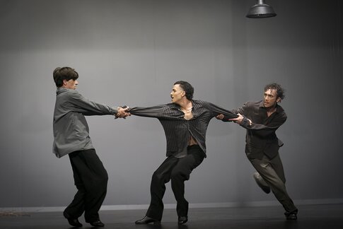 Stück: Fight Dog / Choreografie: Elizabeth Shupe Foto: Giorgos Mitas, Franklin Jones da Silva Santos, Antonio Tafuni