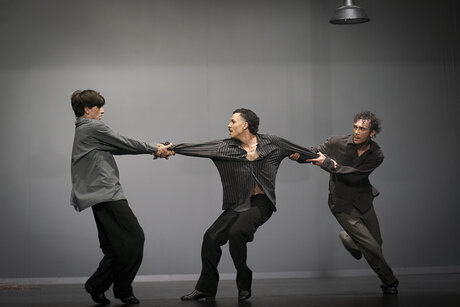 Stück: Fight Dog / Choreografie: Elizabeth Shupe Foto: Giorgos Mitas, Franklin Jones da Silva Santos, Antonio Tafuni | © Werner Kmetitsch