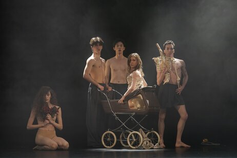 Stück: Drink me I´m Bleeding / Choreografie: Giorgos Mitas Foto: Olivia Swintek, Giorgos Mitas, Yi Yu, Elizabeth Shupe, Iliano Tomasetto | © Werner Kmetitsch