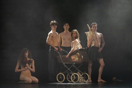 Stück: Drink me I´m Bleeding / Choreografie: Giorgos Mitas Foto: Olivia Swintek, Giorgos Mitas, Yi Yu, Elizabeth Shupe, Iliano Tomasetto | © Werner Kmetitsch