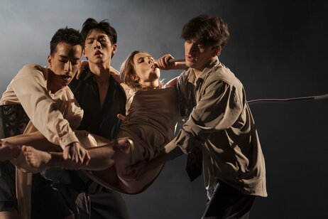 Stück: Drink me I´m Bleeding / Choreografie: Giorgos Mitas Foto: Iliano Tomasetto, Yi Yu, Elizabeth Shupe, Giorgos Mitas | © Werner Kmetitsch