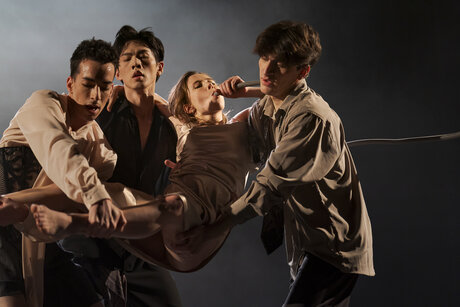 Stück: Drink me I´m Bleeding / Choreografie: Giorgos Mitas Foto: Iliano Tomasetto, Yi Yu, Elizabeth Shupe, Giorgos Mitas | © Werner Kmetitsch
