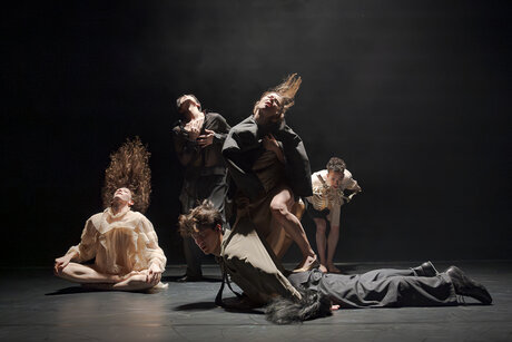 Stück: Drink me I´m Bleeding / Choreografie: Giorgos Mitas Foto: Olivia Swintek, Yi Yu, Giorgos Mitas, Elizabeth Shupe, Iliano Tomasetto | © Werner Kmetitsch