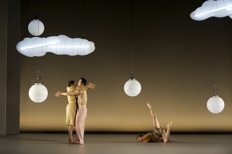 Stück: When the Hear Starts to Whisper / Choreografie: Sarah Merler  Foto: Antonietta Bajraktarti, Yi Yu, Iliano Tomasetto