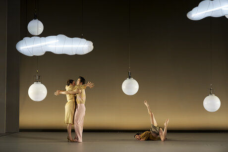 Stück: When the Hear Starts to Whisper / Choreografie: Sarah Merler  Foto: Antonietta Bajraktarti, Yi Yu, Iliano Tomasetto | © Werner Kmetitsch