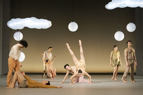 Stück: When the Hear Starts to Whisper / Choreografie: Sarah Merler  Foto: Ensemble