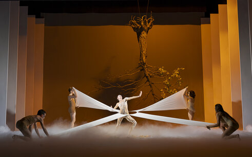 Stück: Bardo 49 / Choreografie: Mingfu Guo Foto: Iliano Tomasetto, Eskil Dorrepaal, Olivia Swintek, Catarina Abreu, Giorgia Doria | © Werner Kmetitsch