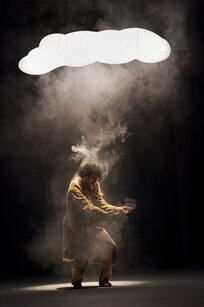 Stück: When the Hear Starts to Whisper / Choreografie: Sarah Merler  Foto: Spyros Zikos | © Werner Kmetitsch