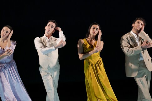 Stück: 3 Stories / Choreografie: Yi Yu Foto: Sarah Merler, Iliano Tomasetto, Catarina Abreu, Antonio Tafuni