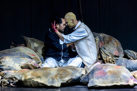 Jason Lee (Pylades), Georg A. Bochow (Orest) | © Victor Klein Jason Lee (Pylades), Georg A. Bochow (Orest) | © Victor Klein