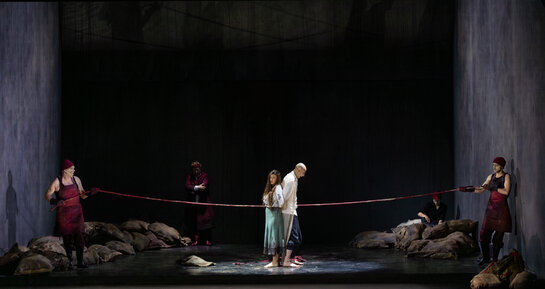 Johannes Maria Wimmer (Thoas), Annina Wachter (Hermione), Georg A. Bochow (Orest), Anastasia Lerman (Iphigenie), Statisterie | © Victor Klein
