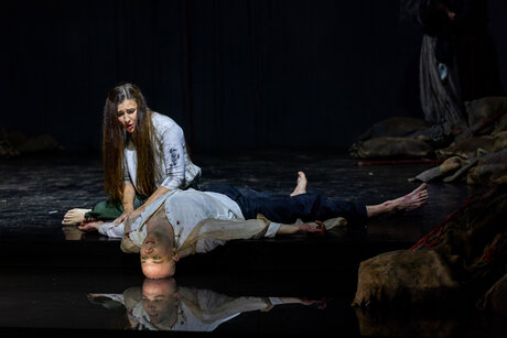 Annina Wachter (Hermione), Georg A. Bochow (Orest) | © Victor Klein Annina Wachter (Hermione), Georg A. Bochow (Orest) | © Victor Klein