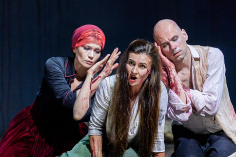 Anastasia Lerman (Iphigenie), Annina Wachter (Hermione), Georg A. Bochow (Orest) | © Victor Klein Anastasia Lerman (Iphigenie), Annina Wachter (Hermione), Georg A. Bochow (Orest) | © Victor Klein