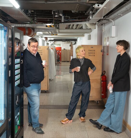 Hansjörg Sofka, Fraugustin und Bettina Bruinier gönnen sich köstliche Getränke aus dem Automaten. | © Raphael Gutleben Hansjörg Sofka, Fraugustin und Bettina Bruinier gönnen sich köstliche Getränke aus dem Automaten. | © Raphael Gutleben