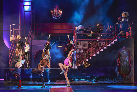 Daniela Bjelobradić (Columbia), Kathrin Schreier (Phantom), Brieann Pasko (Phantom), Alicia Kasenbacher (Phantom), Lara Lubienski (Phantom), Adrian Zöschg (Phantom), Henry Blue (Phantom), Petra Alexandra Pippan (Magenta) (Band: Hansjörg Sofka, Robert Gmachl-Pammer) | © Konrad Fersterer Daniela Bjelobradić (Columbia), Kathrin Schreier (Phantom), Brieann Pasko (Phantom), Alicia Kasenbacher (Phantom), Lara Lubienski (Phantom), Adrian Zöschg (Phantom), Henry Blue (Phantom), Petra Alexandra Pippan (Magenta) (Band: Hansjörg Sofka, Robert Gmachl-Pammer) | © Konrad Fersterer