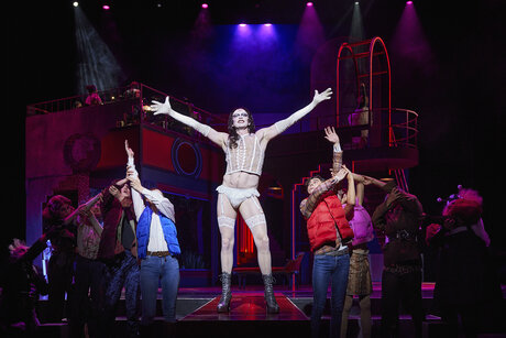 Pasquale di Filippo (Riff-Raff), Lara Lubienski (Phantom), Kathrin Schreier (Phantom), Henry Blue (Phantom), Lisa Schrammel (Janet), Philipp Moschitz (Frank'n'Furter), Tommy Fischnaller-Wachtler (Brad), Adrian Zöschg (Phantom), Alicia Kasenbacher (Phantom), Petra Alexandra Pippan (Magenta) | © Konrad Fersterer Pasquale di Filippo (Riff-Raff), Lara Lubienski (Phantom), Kathrin Schreier (Phantom), Henry Blue (Phantom), Lisa Schrammel (Janet), Philipp Moschitz (Frank'n'Furter), Tommy Fischnaller-Wachtler (Brad), Adrian Zöschg (Phantom), Alicia Kasenbacher (Phantom), Petra Alexandra Pippan (Magenta) | © Konrad Fersterer