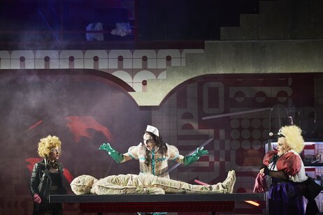 Daniela Bjelobradić (Columbia), Andrea de Majo (als mumifizierter Rocky), Philipp Moschitz (Frank'n'Furter), Petra Alexandra Pippan (Magenta) | © Konrad Fersterer