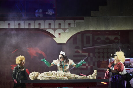 Daniela Bjelobradić (Columbia), Andrea de Majo (als mumifizierter Rocky), Philipp Moschitz (Frank'n'Furter), Petra Alexandra Pippan (Magenta) | © Konrad Fersterer Daniela Bjelobradić (Columbia), Andrea de Majo (als mumifizierter Rocky), Philipp Moschitz (Frank'n'Furter), Petra Alexandra Pippan (Magenta) | © Konrad Fersterer