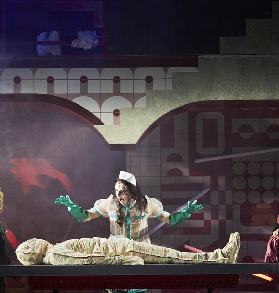Daniela Bjelobradić (Columbia), Andrea de Majo (als mumifizierter Rocky), Philipp Moschitz (Frank'n'Furter), Petra Alexandra Pippan (Magenta) | © Konrad Fersterer Daniela Bjelobradić (Columbia), Andrea de Majo (als mumifizierter Rocky), Philipp Moschitz (Frank'n'Furter), Petra Alexandra Pippan (Magenta) | © Konrad Fersterer