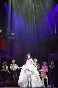 Brieann Pasko (Phantom), Kathrin Schreier (Phantom), Philipp Moschitz (Frank'n'Furter), Alicia Kasenbacher (Phantom), Adrian Zöschg (Phantom), Henry Blue (Phantom) (Band und Musikalische Leitung: Hansjörg Sofka) | © Konrad Fersterer Brieann Pasko (Phantom), Kathrin Schreier (Phantom), Philipp Moschitz (Frank'n'Furter), Alicia Kasenbacher (Phantom), Adrian Zöschg (Phantom), Henry Blue (Phantom) (Band und Musikalische Leitung: Hansjörg Sofka) | © Konrad Fersterer