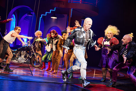 Brieann Pasko (Phantom), Daniela Bjelobradić (Columbia), Kathrin Schreier (Phantom), Lara Lubienski (Phantom), Alicia Kasenbacher (Phantom), Adrian Zöschg (Phantom), Kristoffer Nowak (Eddie), Petra Alexandra Pippan (Magenta), Pasquale di Filippo (Riff-Raff) | © Konrad Fersterer Brieann Pasko (Phantom), Daniela Bjelobradić (Columbia), Kathrin Schreier (Phantom), Lara Lubienski (Phantom), Alicia Kasenbacher (Phantom), Adrian Zöschg (Phantom), Kristoffer Nowak (Eddie), Petra Alexandra Pippan (Magenta), Pasquale di Filippo (Riff-Raff) | © Konrad Fersterer