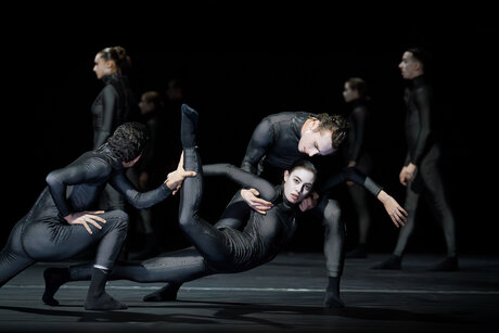 Lotus-Eaters: Franklin Jones da Silva Santos, Catarina Abreu, Antonio Tafuni, Ensemble | © Werner Kmetitsch Lotus-Eaters: Franklin Jones da Silva Santos, Catarina Abreu, Antonio Tafuni, Ensemble | © Werner Kmetitsch