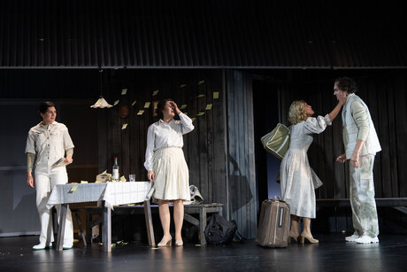Laetitia Toursarkissian (Marlen), Sara Nunius (Anna), Ulrike Lasta (Hamburgerin), Florian Granzner (Xaver) | © Cordula Treml Laetitia Toursarkissian (Marlen), Sara Nunius (Anna), Ulrike Lasta (Hamburgerin), Florian Granzner (Xaver) | © Cordula Treml