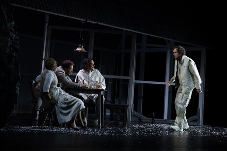 Ulrike Lasta (Wirtin) Stefan Riedl (Bergretter), Patrick Ljuboja (Flo), Florian Granzner (Xaver)