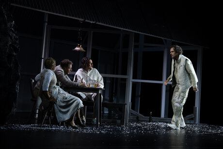 Ulrike Lasta (Wirtin) Stefan Riedl (Bergretter), Patrick Ljuboja (Flo), Florian Granzner (Xaver) | © Cordula Treml Ulrike Lasta (Wirtin) Stefan Riedl (Bergretter), Patrick Ljuboja (Flo), Florian Granzner (Xaver) | © Cordula Treml