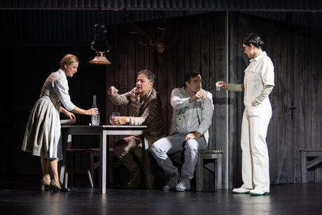 Ulrike Lasta (Wirtin), Stefan Riedl (Bergretter), Patrick Ljuboja (Wirtshausgast), Laetitia Toursarkissian (Marlen) | © Cordula Treml Ulrike Lasta (Wirtin), Stefan Riedl (Bergretter), Patrick Ljuboja (Wirtshausgast), Laetitia Toursarkissian (Marlen) | © Cordula Treml