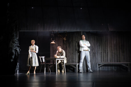 Ulrike Lasta (Wirtin), Stefan Riedl (Bergretter), Patrick Ljuboja (Flo) | © Cordula Treml Ulrike Lasta (Wirtin), Stefan Riedl (Bergretter), Patrick Ljuboja (Flo) | © Cordula Treml