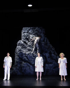 Laetitia Toursarkissian (Marlen), Florian Granzner (Xaver), Sara Nunius (Anna), Ulrike Lasta (Wirtin) | © Cordula Treml Laetitia Toursarkissian (Marlen), Florian Granzner (Xaver), Sara Nunius (Anna), Ulrike Lasta (Wirtin) | © Cordula Treml