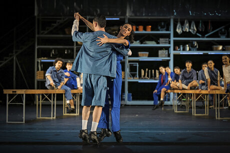 liano Tomasetto, Catarina Abreu, Tanzensemble | © Andreas Etter liano Tomasetto, Catarina Abreu, Tanzensemble | © Andreas Etter