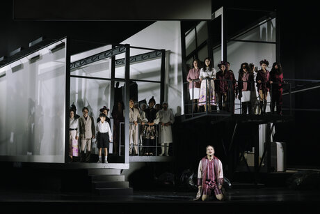Stefan Riedl (Attentäter), Jakob Noggler (Kind), Chor | © Marcella Ruiz Cruz Stefan Riedl (Attentäter), Jakob Noggler (Kind), Chor | © Marcella Ruiz Cruz