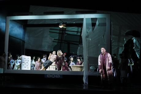 Jakob Nistler (Kameramann), Bernarda Klinar (Schlachthausassistentin), Stefan Riedl (Drogenabhängiger Hausbesitzer), Chor | © Marcella Ruiz Cruz Jakob Nistler (Kameramann), Bernarda Klinar (Schlachthausassistentin), Stefan Riedl (Drogenabhängiger Hausbesitzer), Chor | © Marcella Ruiz Cruz