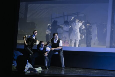 Sabrina Henschke (3. Polizistin), Jakob Nistler (2. Polizist), Bernarda Klinar (1. Polizistin), Chor | © Marcella Ruiz Cruz