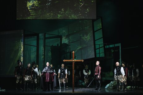 William Tyler Clark ( Konquistador), Michael Gann (Übersetzer), Christian Miedl (Don Stepano), Chor | © Marcella Ruiz Cruz