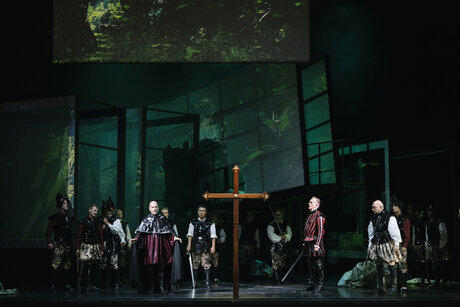 William Tyler Clark ( Konquistador), Michael Gann (Übersetzer), Christian Miedl (Don Stepano), Chor | © Marcella Ruiz Cruz