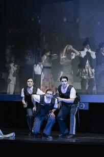Sabrina Henschke (3. Polizistin), Jakob Nestler (2. Polizist), Bernarda Klinar (1. Polizistin), Chor | © Marcella Ruiz Cruz Sabrina Henschke (3. Polizistin), Jakob Nestler (2. Polizist), Bernarda Klinar (1. Polizistin), Chor | © Marcella Ruiz Cruz
