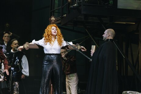 Jennifer Maines (Hexe), Christian Miedl (Don Stepano), Chor | © Marcella Ruiz Cruz