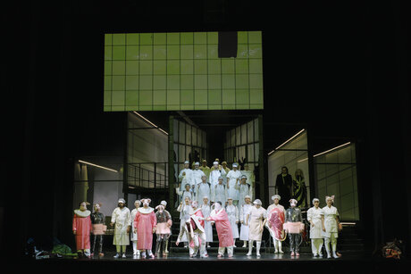 Jakob Nistler (Schlachthausbesitzer), Chor | © Marcella Ruiz Cruz Jakob Nistler (Schlachthausbesitzer), Chor | © Marcella Ruiz Cruz