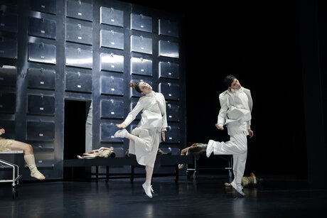 «Over My Dead Body» Elizabeth Shupe, Giorgos Mitas, Ensemble | © Ida Zenna