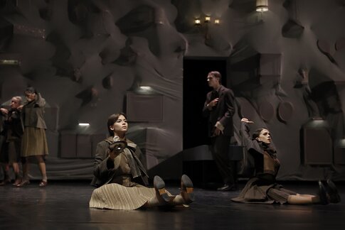 «Over My Dead Body» Lara Fransen, Catarina Abreu, Melissa Totaro, Chris Roosenburg, Letizia Pignard