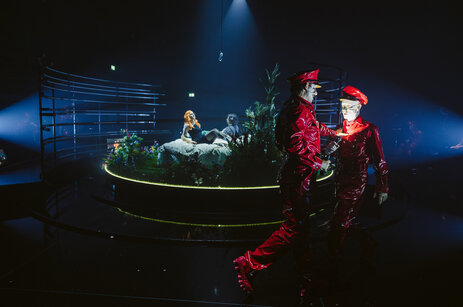 Lucy Altus (Nur), Julien Horbatuk (Guy), Paul Schweinester (Council Member), Thomas Lichtenecker (Doll) | © Frol Poslednyi Lucy Altus (Nur), Julien Horbatuk (Guy), Paul Schweinester (Council Member), Thomas Lichtenecker (Doll) | © Frol Poslednyi