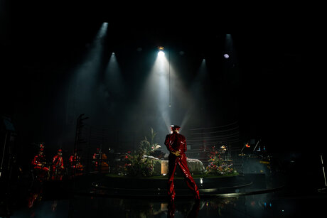 ÖEA Kammerspiele Innsbruck: Thomas Lichtenecker (Doll) & Ensemble PHACE (Council) | © Victor Klein ÖEA Kammerspiele Innsbruck: Thomas Lichtenecker (Doll) & Ensemble PHACE (Council) | © Victor Klein