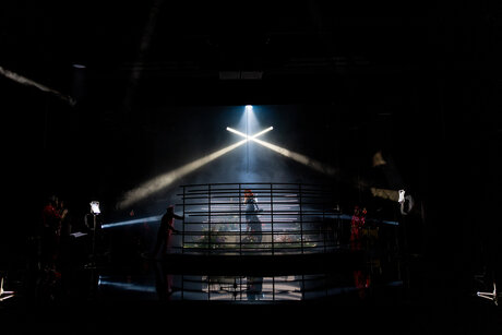 ÖEA Kammerspiele Innsbruck: Lucy Altus (Nur) & Ensemble PHACE (Council) | © Victor Klein ÖEA Kammerspiele Innsbruck: Lucy Altus (Nur) & Ensemble PHACE (Council) | © Victor Klein