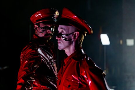 ÖEA Kammerspiele Innsbruck: Paul Schweinester (Council Member) & Thomas Lichtenecker (Doll) | © Victor Klein