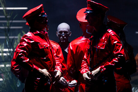 ÖEA Kammerspiele Innsbruck: Thomas Lichtenecker (Doll) & Ensemble PHACE (Council) | © Victor Klein ÖEA Kammerspiele Innsbruck: Thomas Lichtenecker (Doll) & Ensemble PHACE (Council) | © Victor Klein